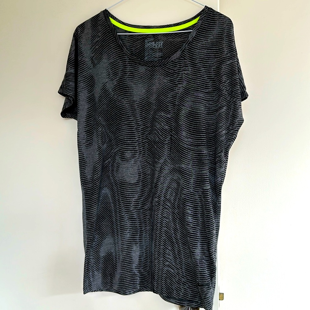 Nike DRI-FIT loose fitting activewear top S/M